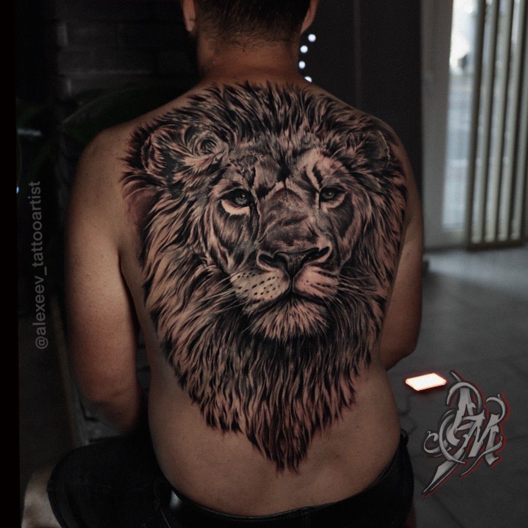 a man with a lion narben tattoo on his back, bremen, germany