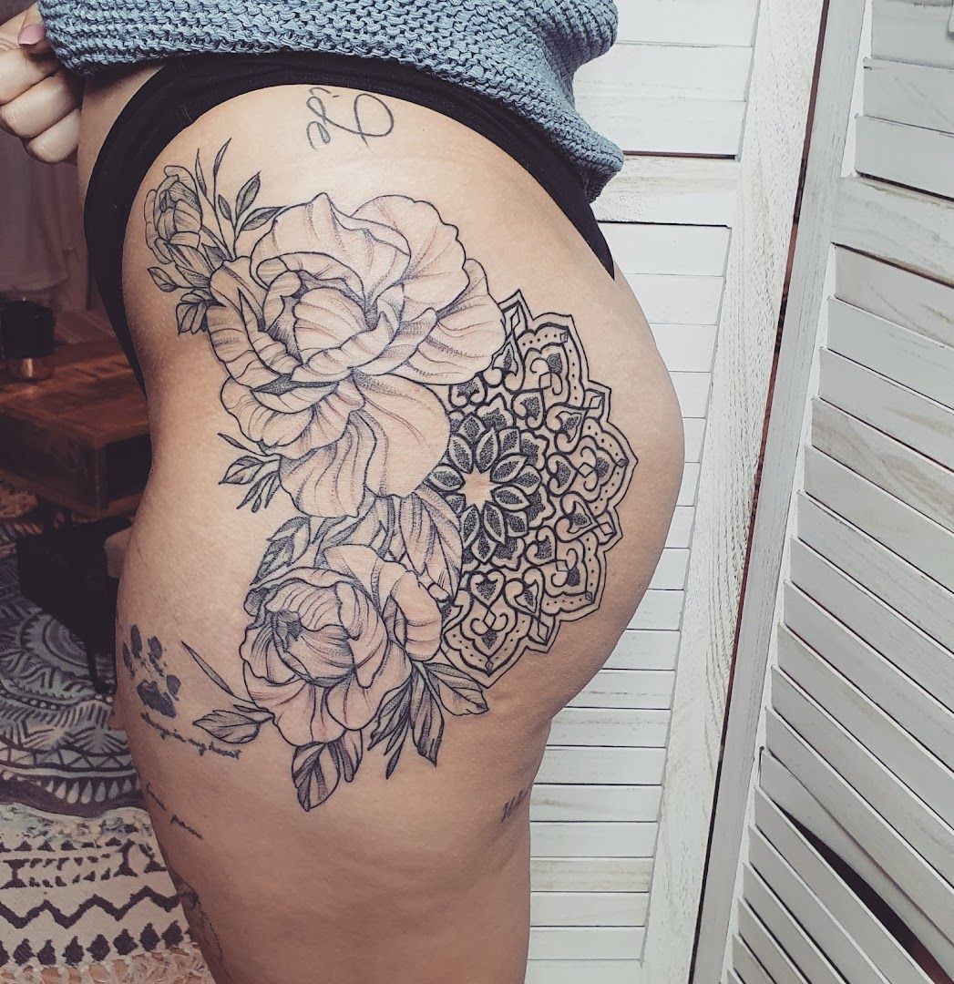 a woman's thigh with a narben tattoo of flowers, alzey-worms, germany