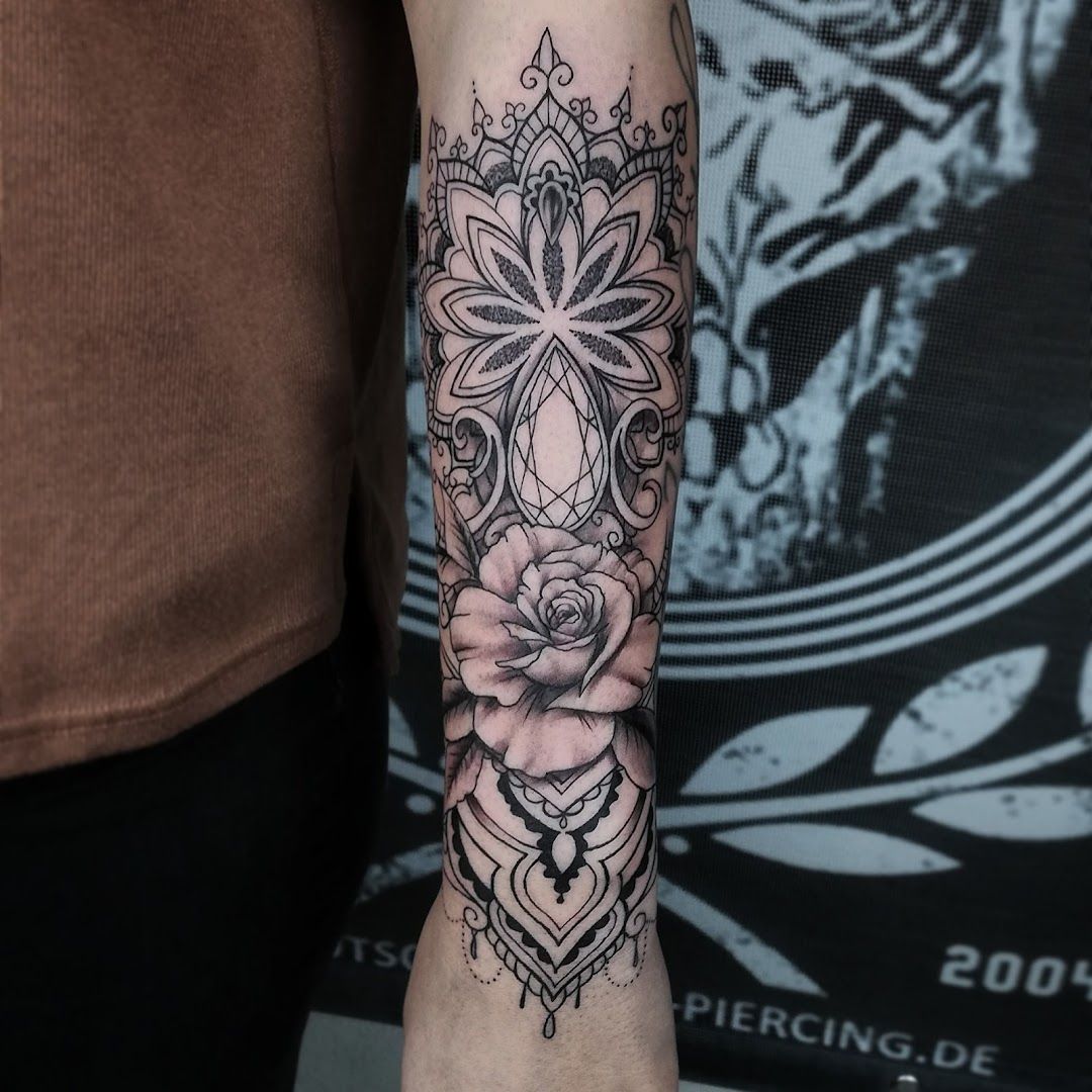 a black and white japanische tattoos in leipzig with a flower on the arm, main-spessart, germany