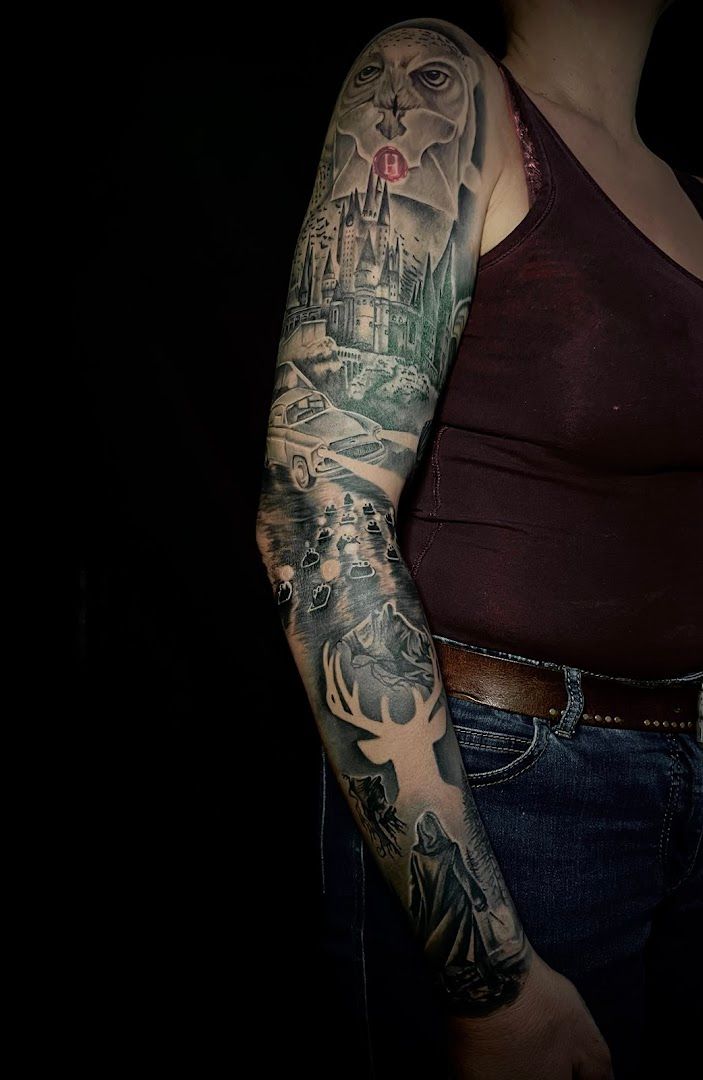 a woman with a japanische tattoos in leipzig on her arm, oberbergischer, germany