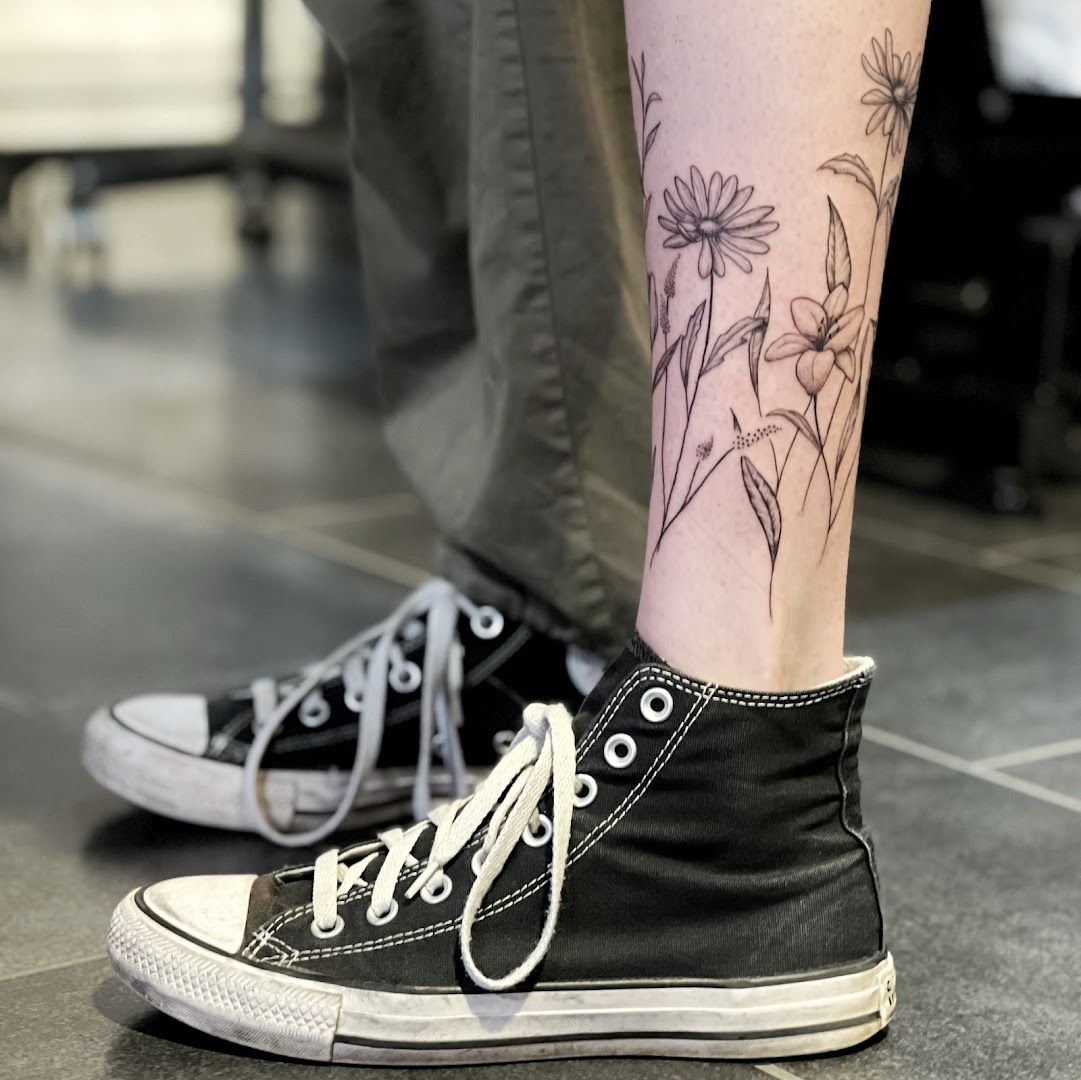 a woman with a narben tattoo on her leg, aurich, germany