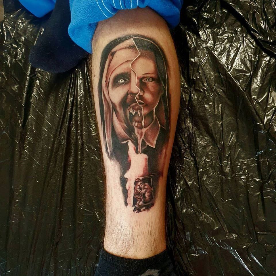 a cover-up tattoo of a woman with a skull on her leg, berlin, germany