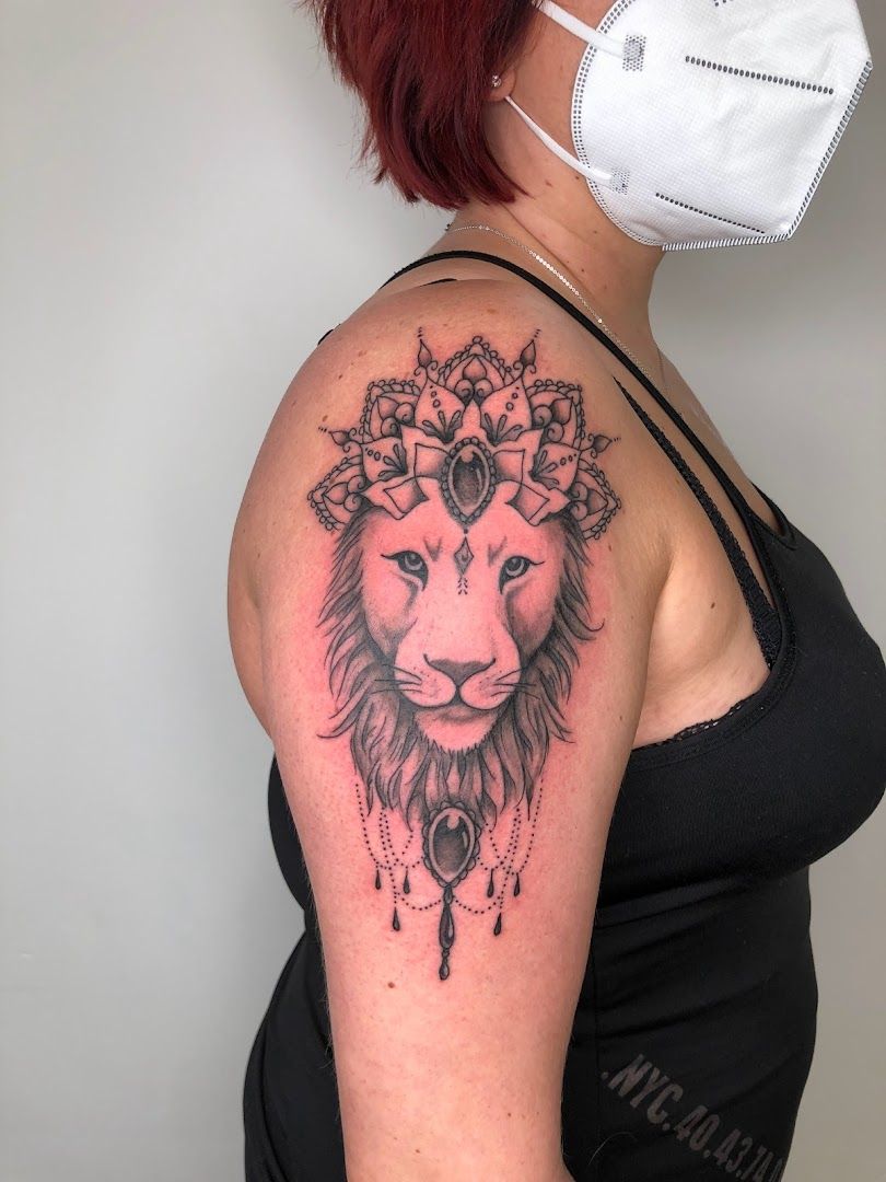 a woman with a lion narben tattoo on her shoulder, stuttgart, germany