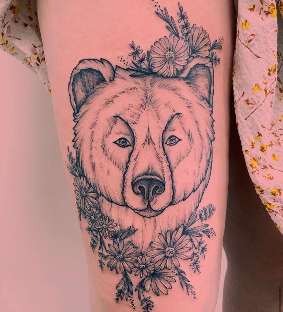 a bear narben tattoo on the thigh, neumarkt, germany