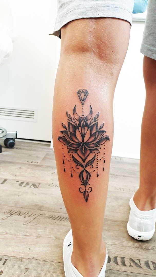 a black and white narben tattoo design on the leg, kassel, germany