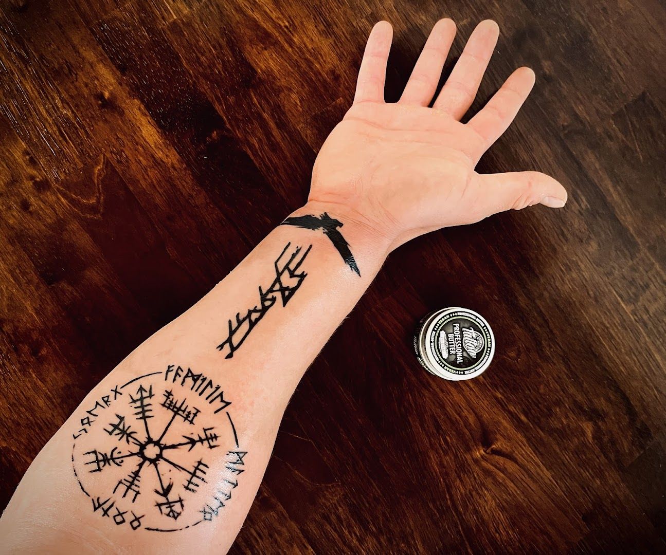 a hand with a compass narben tattoo on it, mittelsachsen, germany
