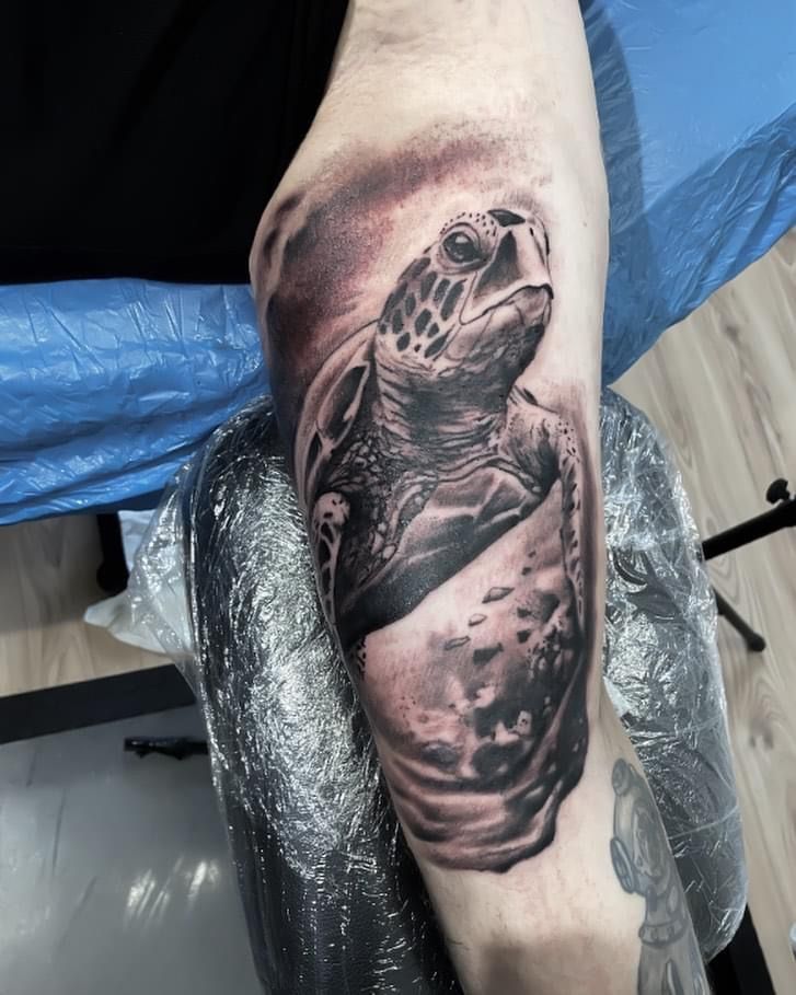 a cover-up tattoo of a lizard on the leg, ennepe-ruhr-kreis, germany