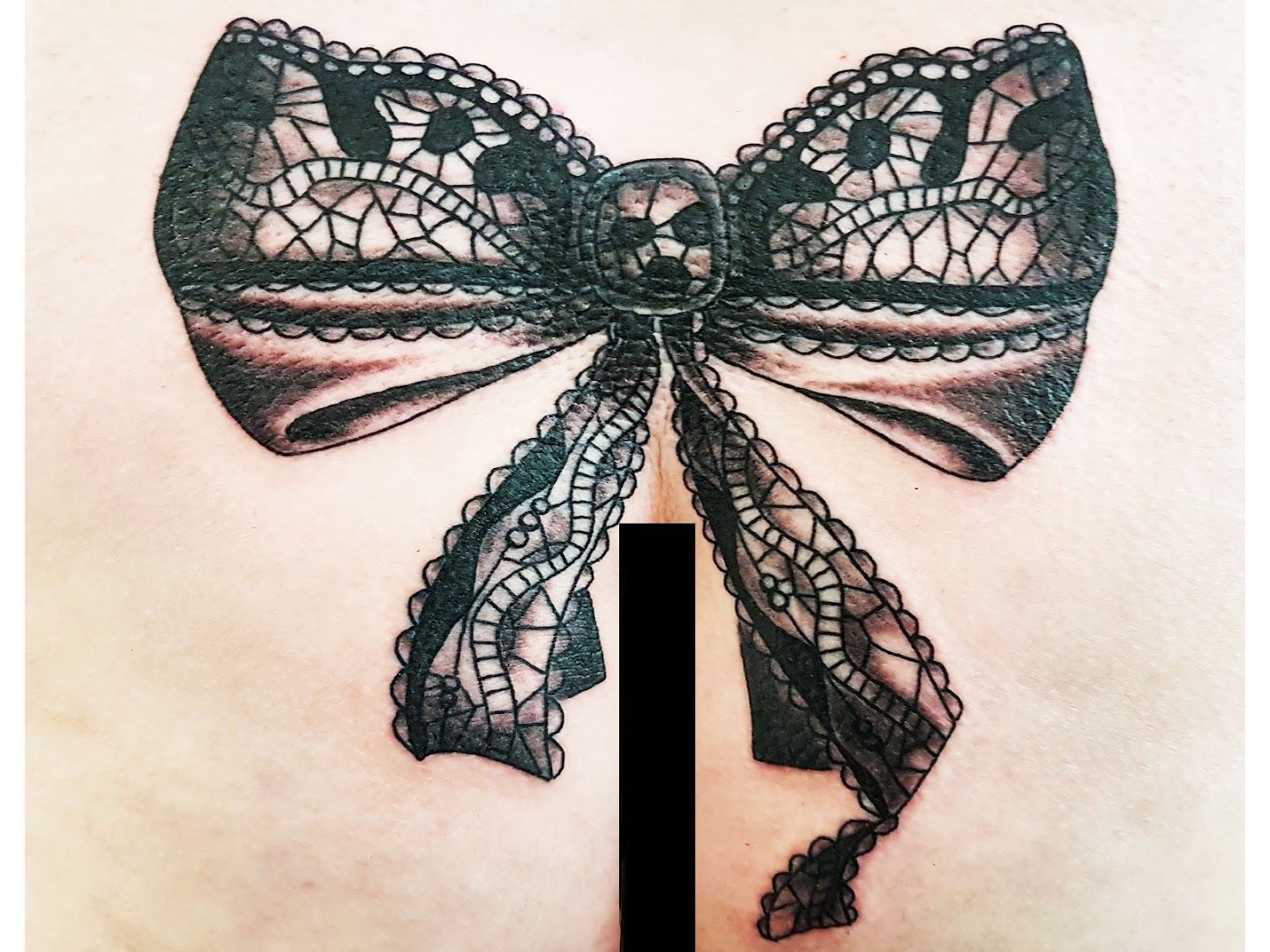 a narben tattoo with a bow on the back, kassel, germany