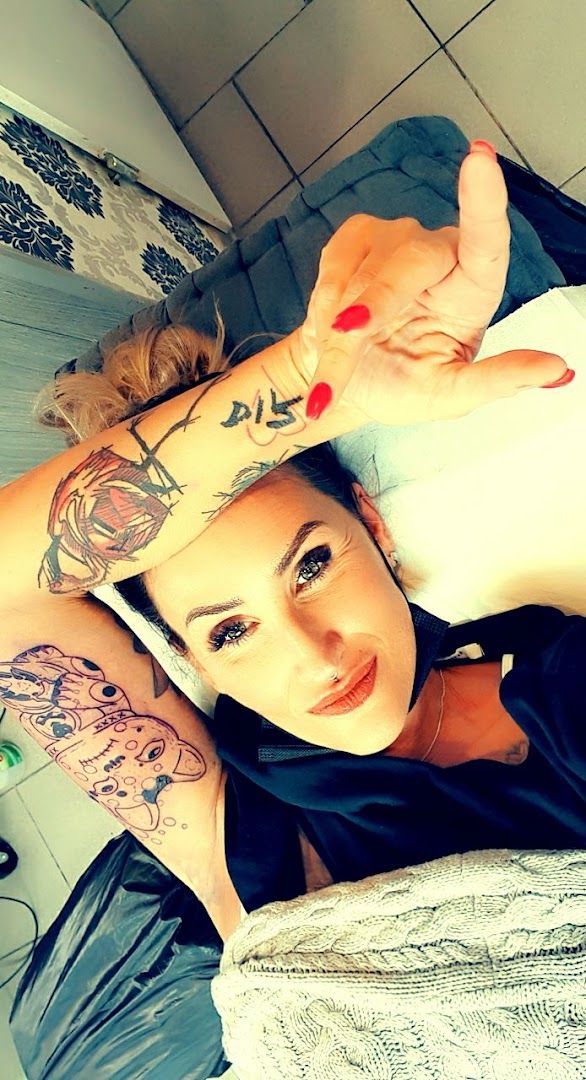 a woman with japanische tattoos in leipzigs on her arm and arm, märkischer kreis, germany