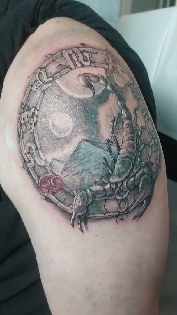 a cover-up tattoo of a crab and a crab on the shoulder, miltenberg, germany