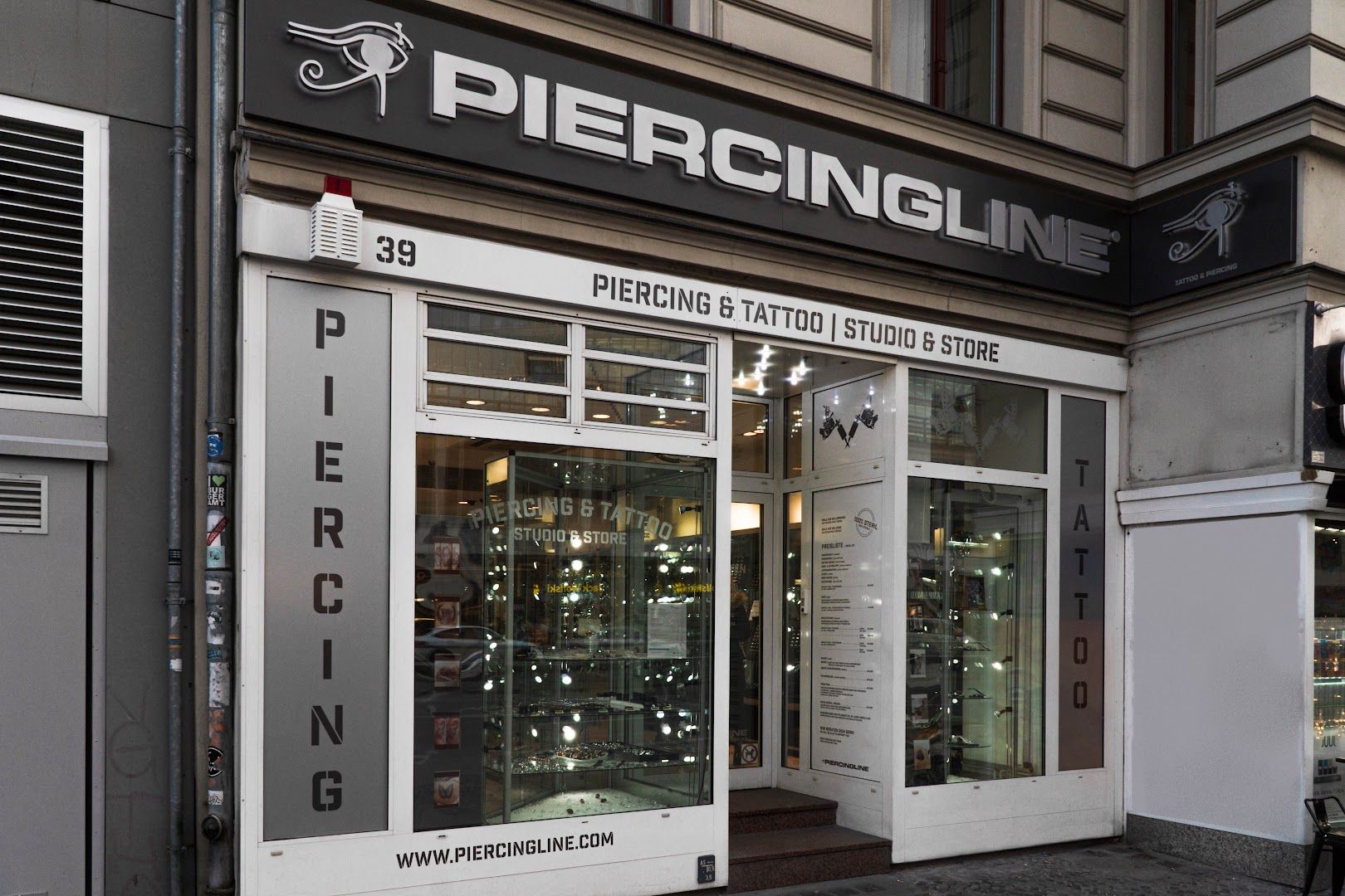 a store front with a sign that says piering