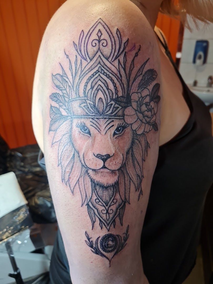 a narben tattoo of a lion with a crown on its head, vorpommern-greifswald, germany