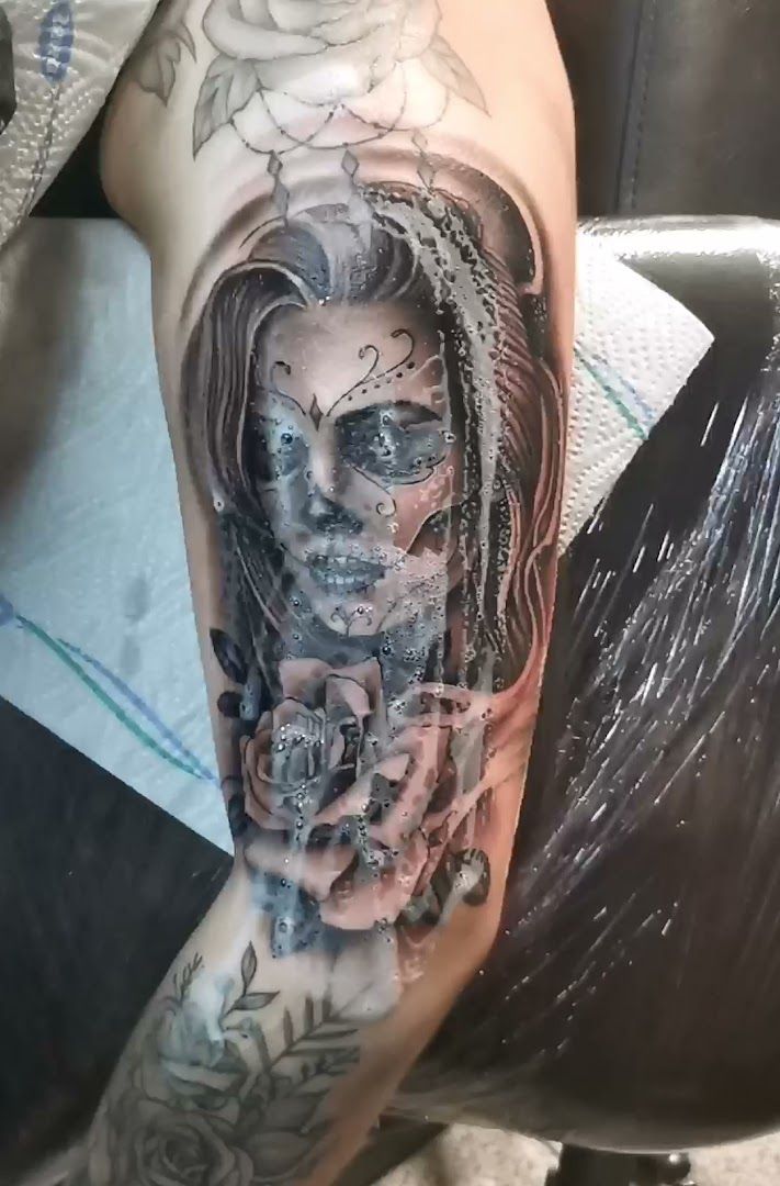 a cover-up tattoo of a woman with a skull and roses, nürnberg, germany