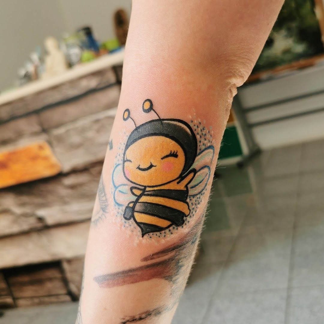 a cover-up tattoo of a bee on the arm, mayen-koblenz, germany