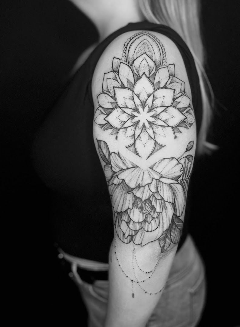 a woman with a black and white japanische tattoos in leipzig on her shoulder, saarlouis, germany