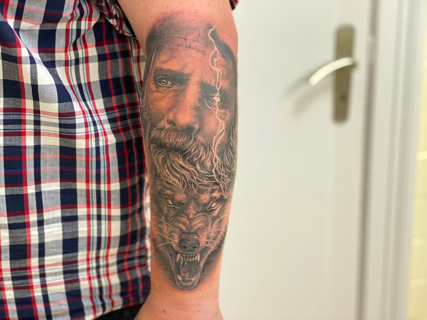 a man with a japanische tattoos in leipzig on his arm, hamburg, germany