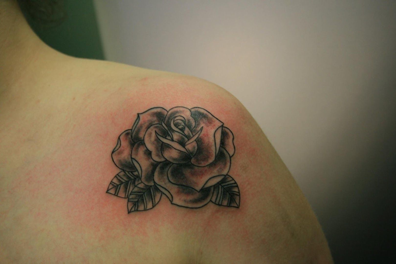 a rose narben tattoo on the shoulder, bodenseekreis, germany