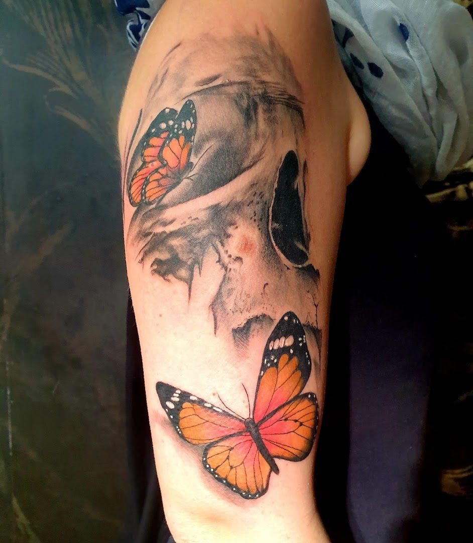 a japanische tattoos in leipzig of a skull and butterflies, kreisfreie stadt gera, germany