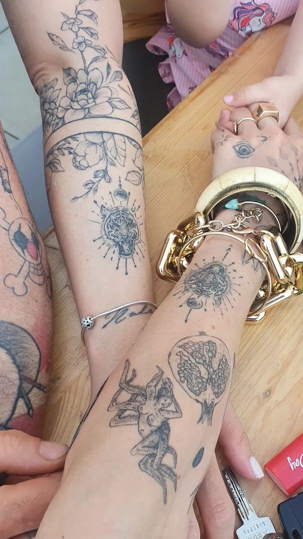 two people holding hands with narben tattoos on them, alzey-worms, germany