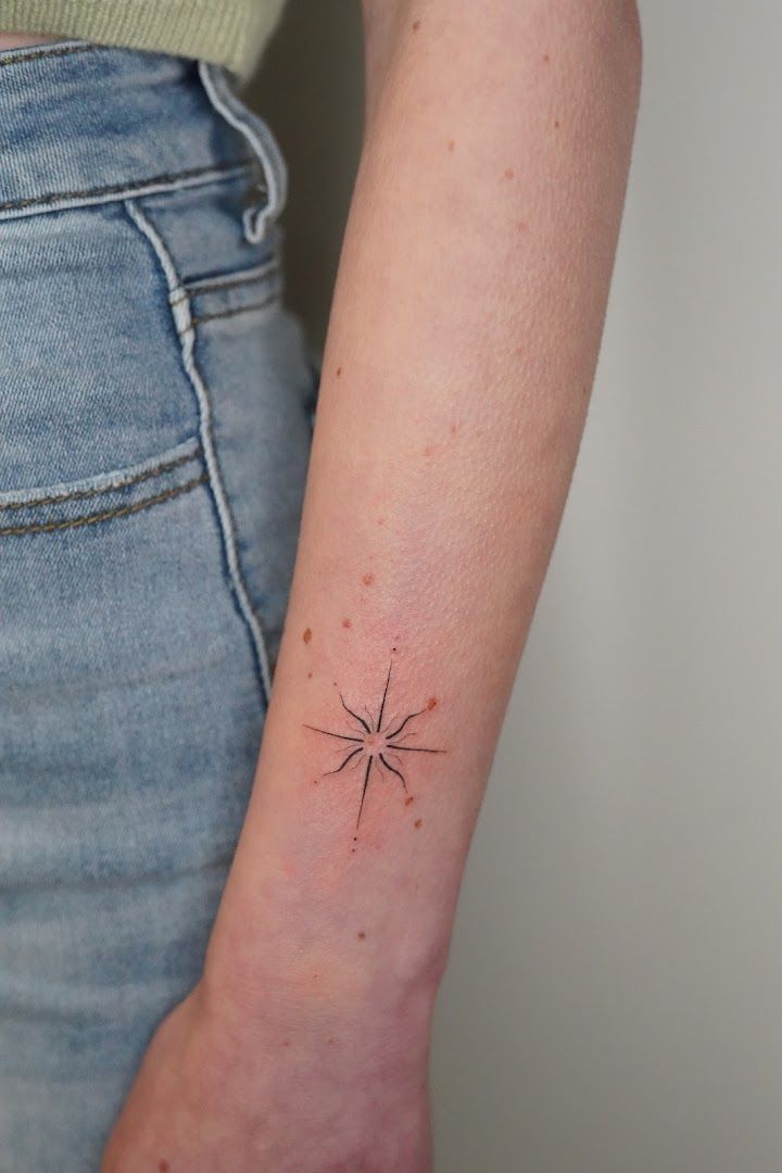 a small star narben tattoo on the wrist, berlin, germany