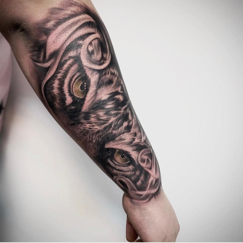 a man's forearm with a black and grey tiger japanische tattoos in leipzig, kreisfreie stadt oldenburg, germany