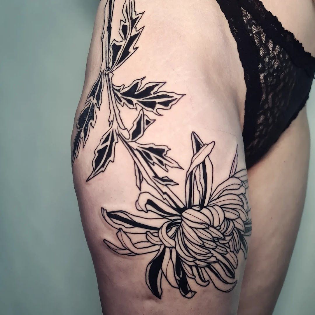 a woman's thigh with a black and white flower narben tattoo, berlin, germany