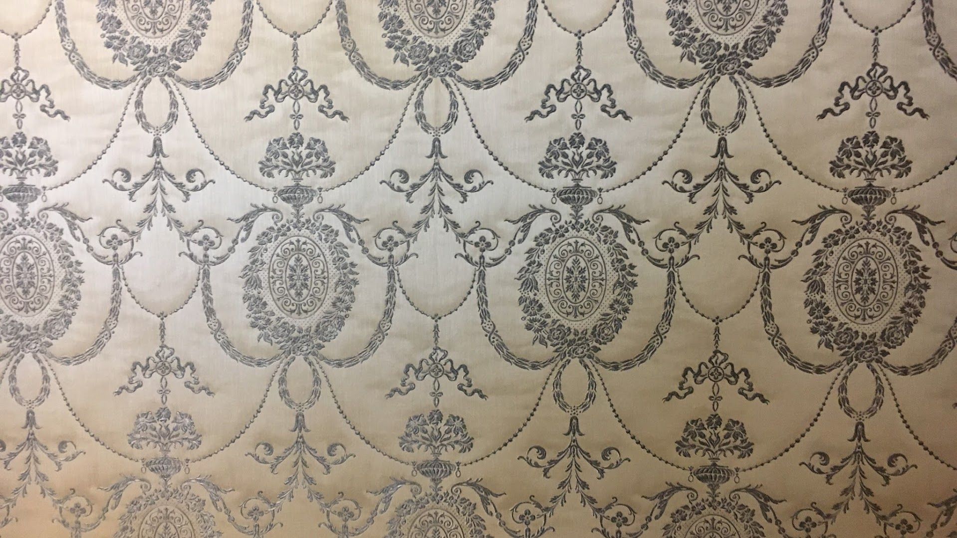 a wallpaper with a pattern of flowers and leaves