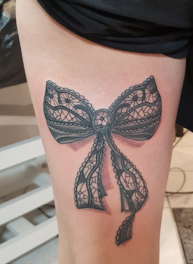 a narben tattoo of a bow with a lace on it, nürnberger land, germany