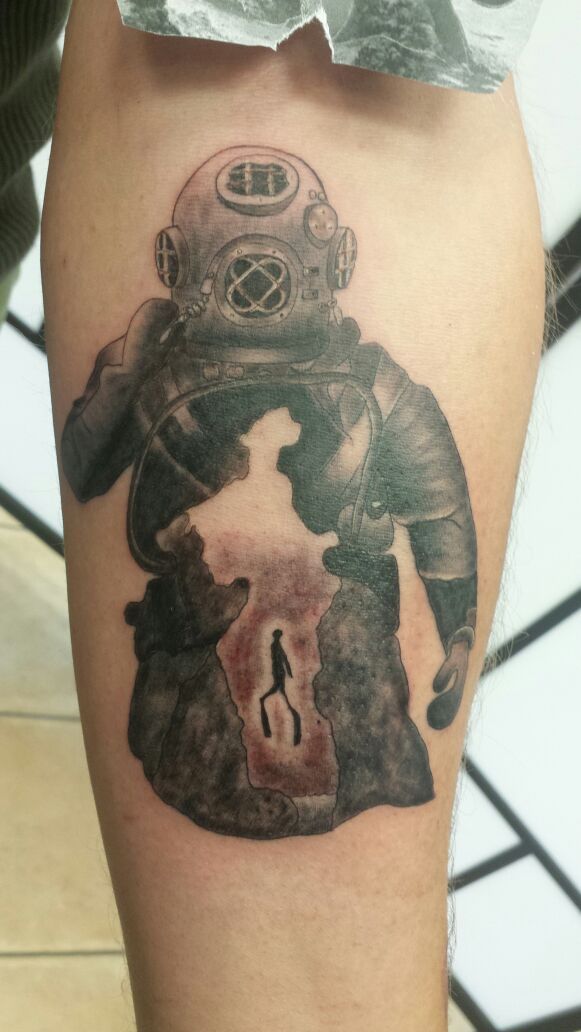 a narben tattoo of a diver and a skull, rheinisch-bergischer kreis, germany