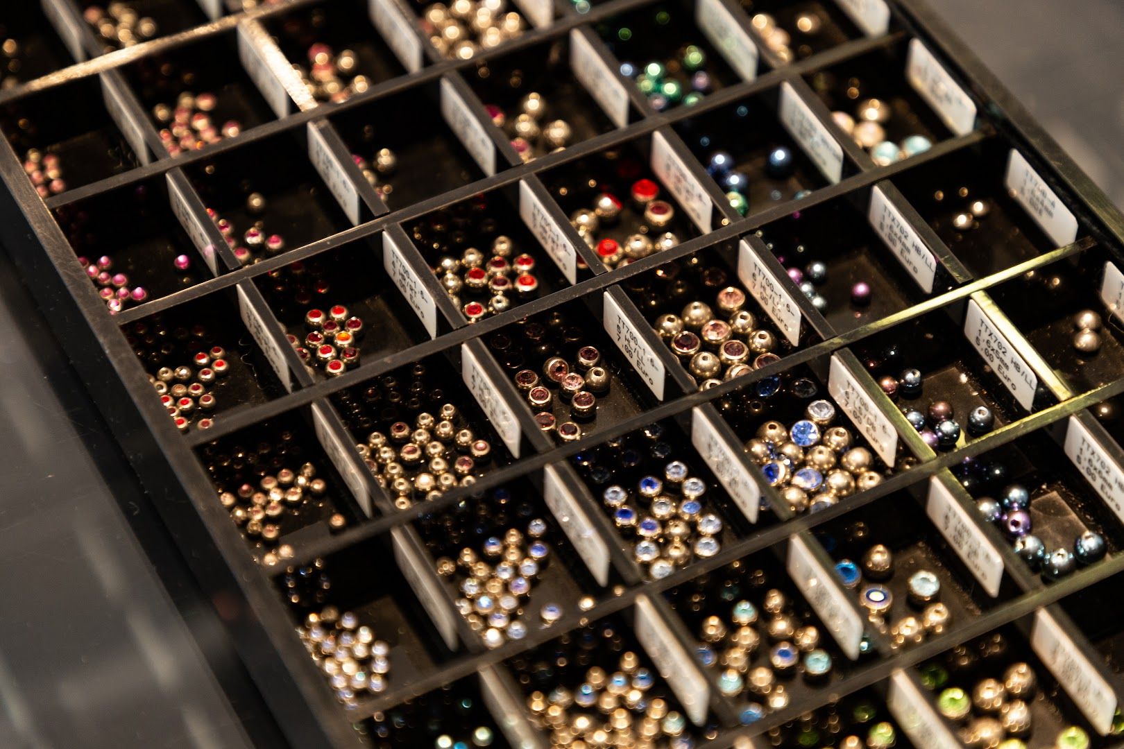 a display case filled with lots of different colored earrings