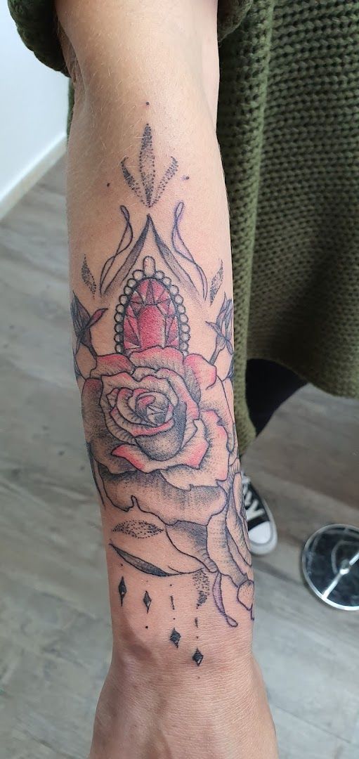 a narben tattoo with a rose on the wrist, friesland, germany