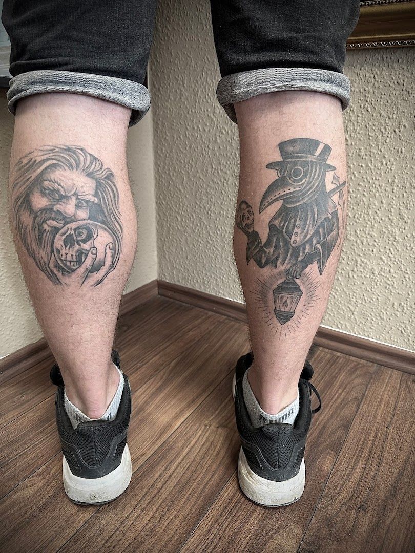 a man with a lion cover-up tattoo on his leg, darmstadt-dieburg, germany