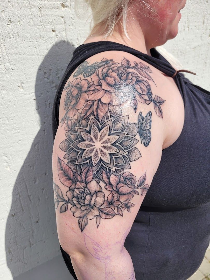 a woman with a narben tattoo on her shoulder, kreisfreie stadt braunschweig, germany
