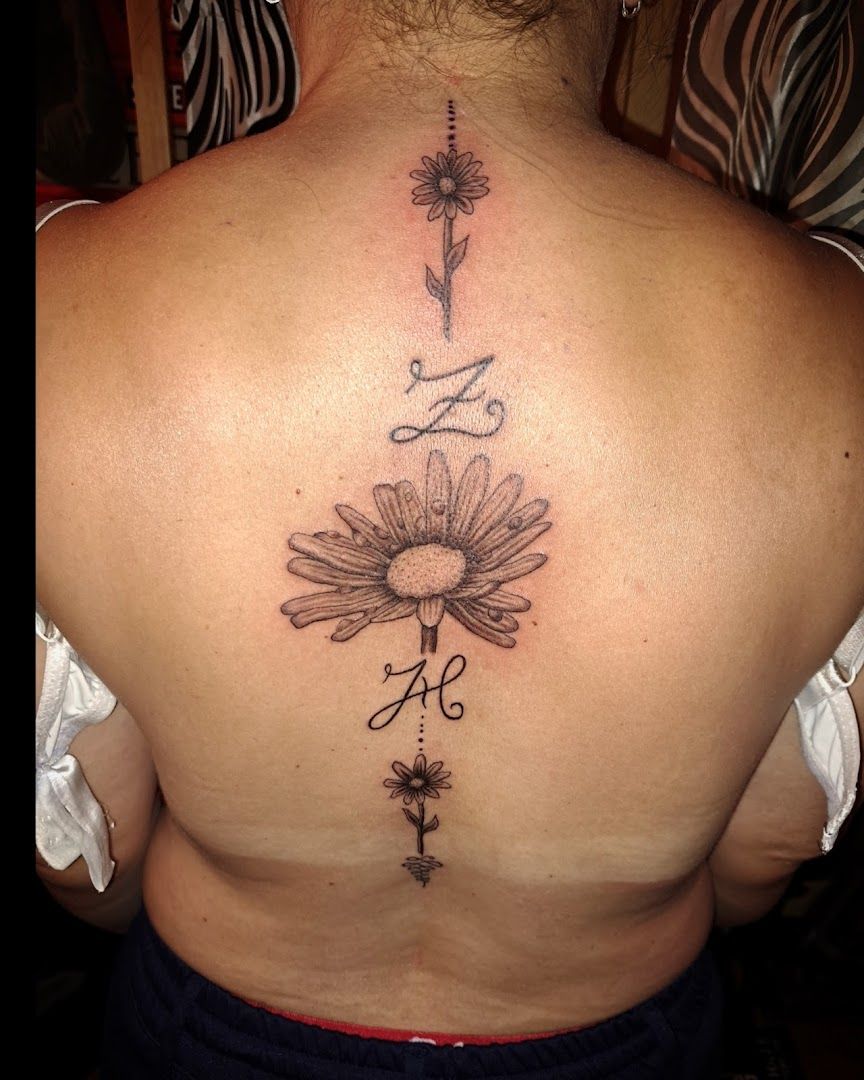 a woman with a narben tattoo on her back, enzkreis, germany