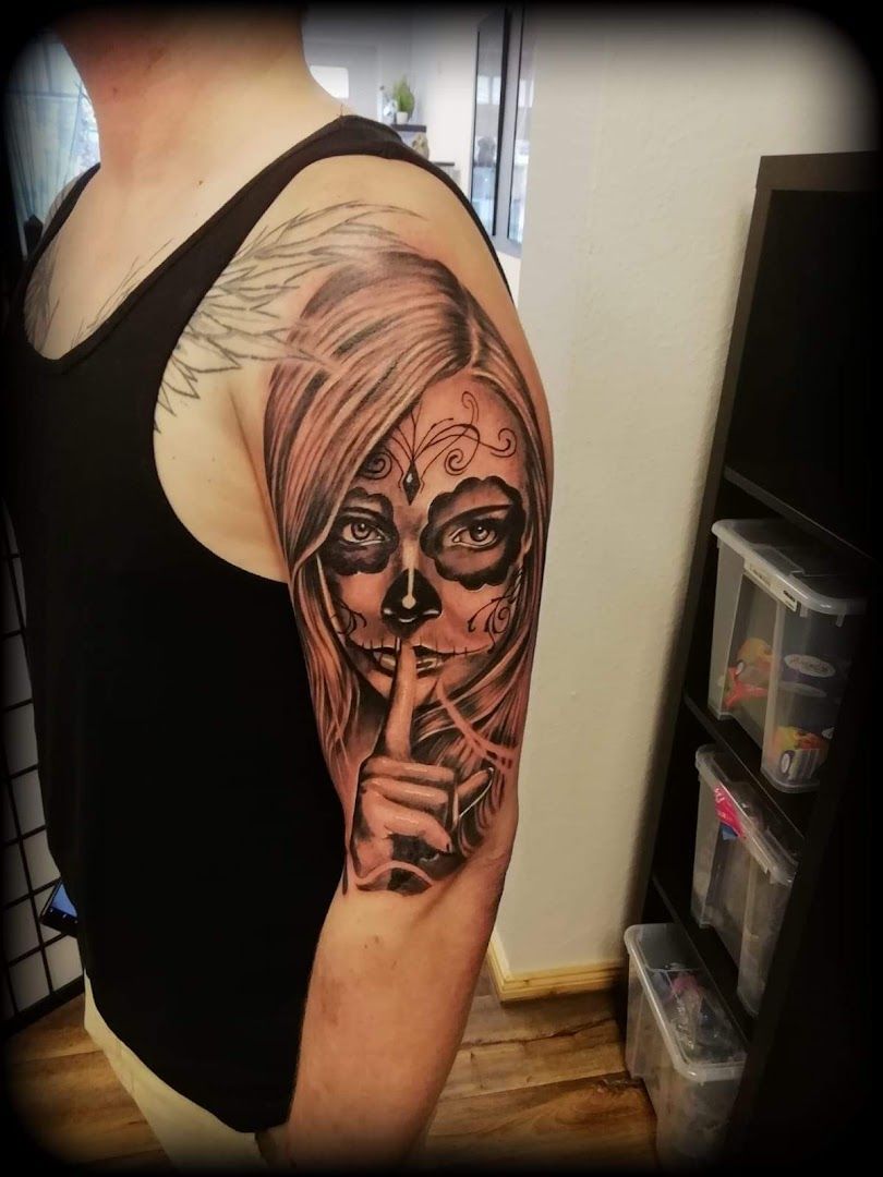 a woman with a skull narben tattoo on her arm, oberhavel, germany