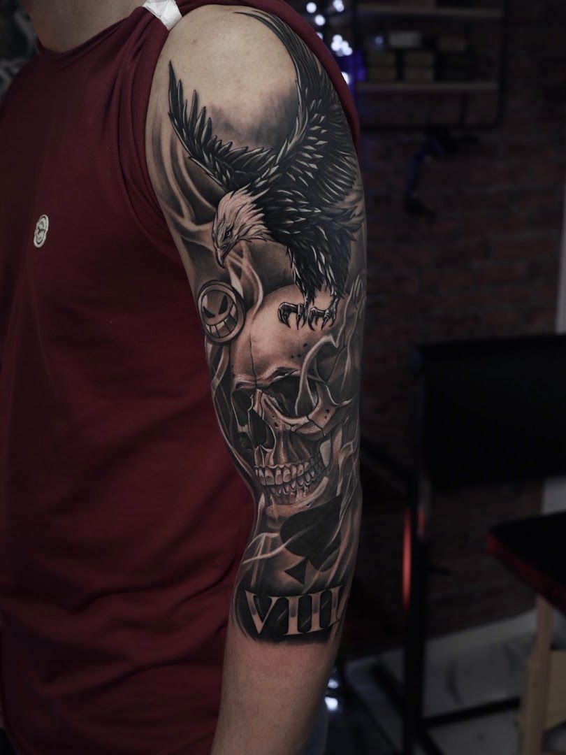 a man with a skull narben tattoo on his arm, bremen, germany