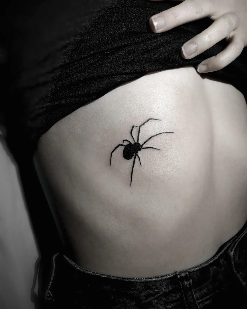 a black widow narben tattoo on the stomach, frankfurt, germany