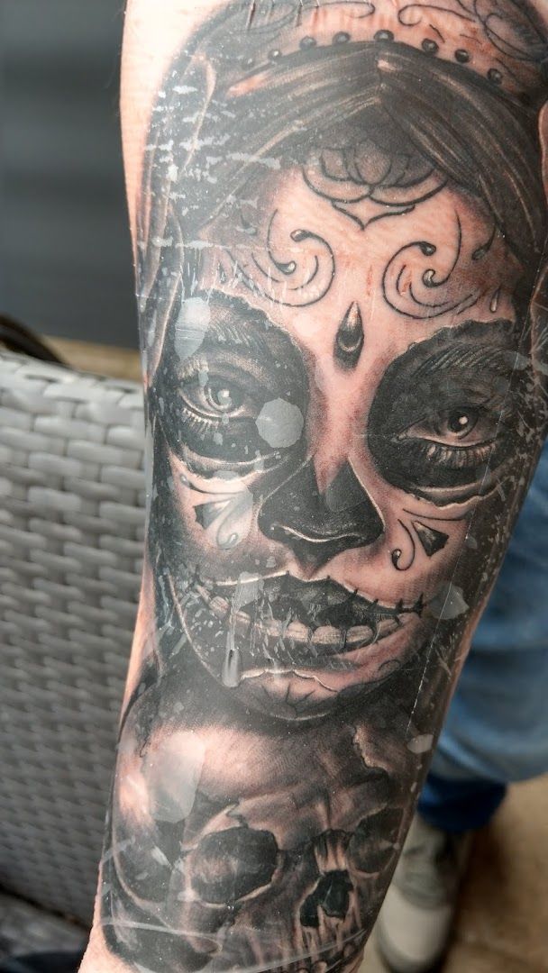 a cover-up tattoo of a woman with a skull on her arm, gütersloh, germany