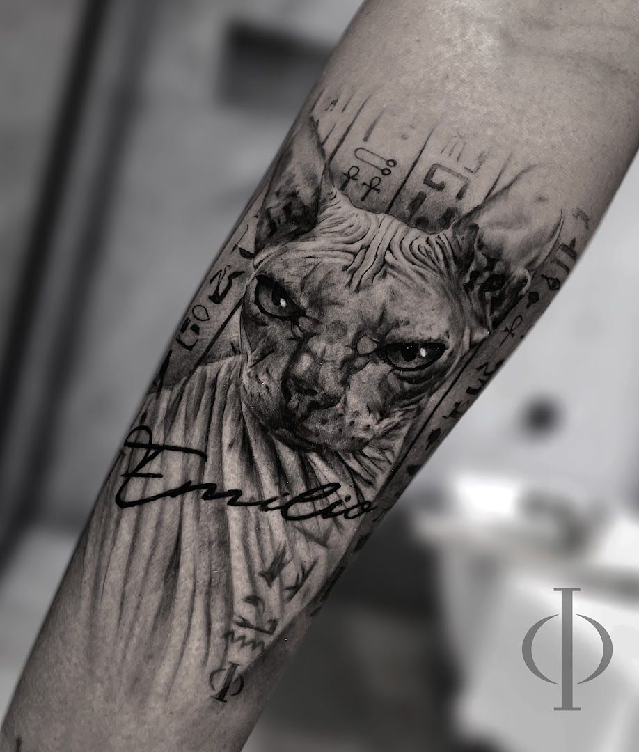 a japanische tattoos in leipzig of a cat with a crown on it's head, düren, germany