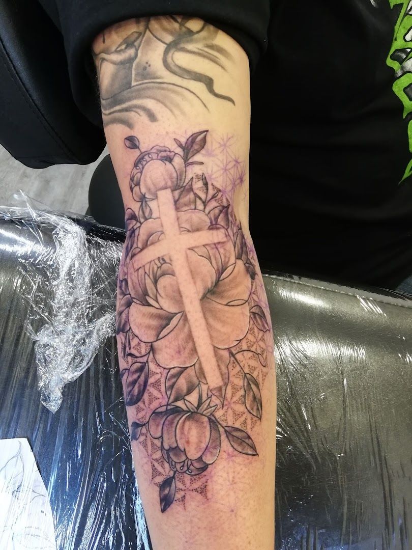 a narben tattoo with a cross and flowers on it, rendsburg-eckernförde, germany