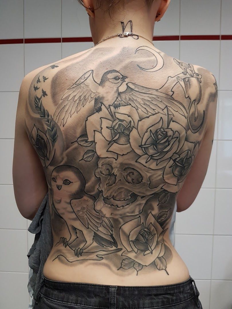 a woman with a narben tattoo on her back, frankfurt, germany