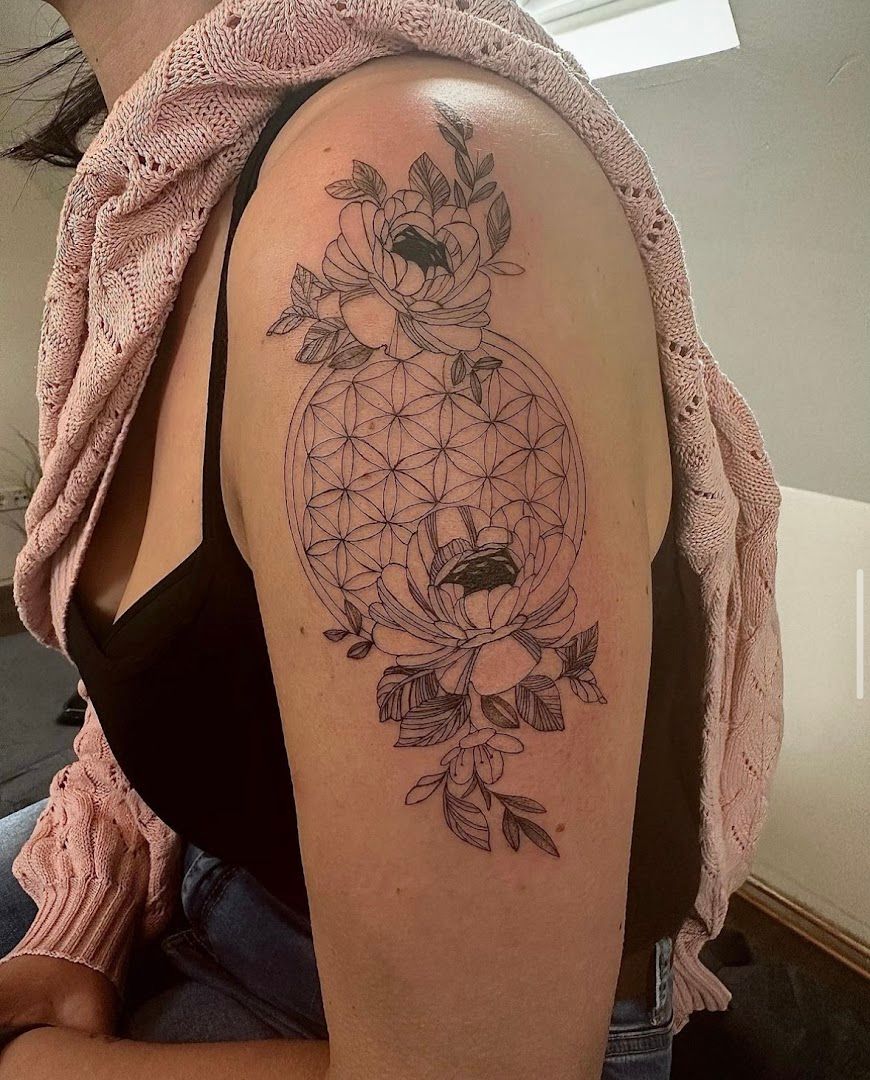 a woman with a narben tattoo on her shoulder, hersfeld-rotenburg, germany