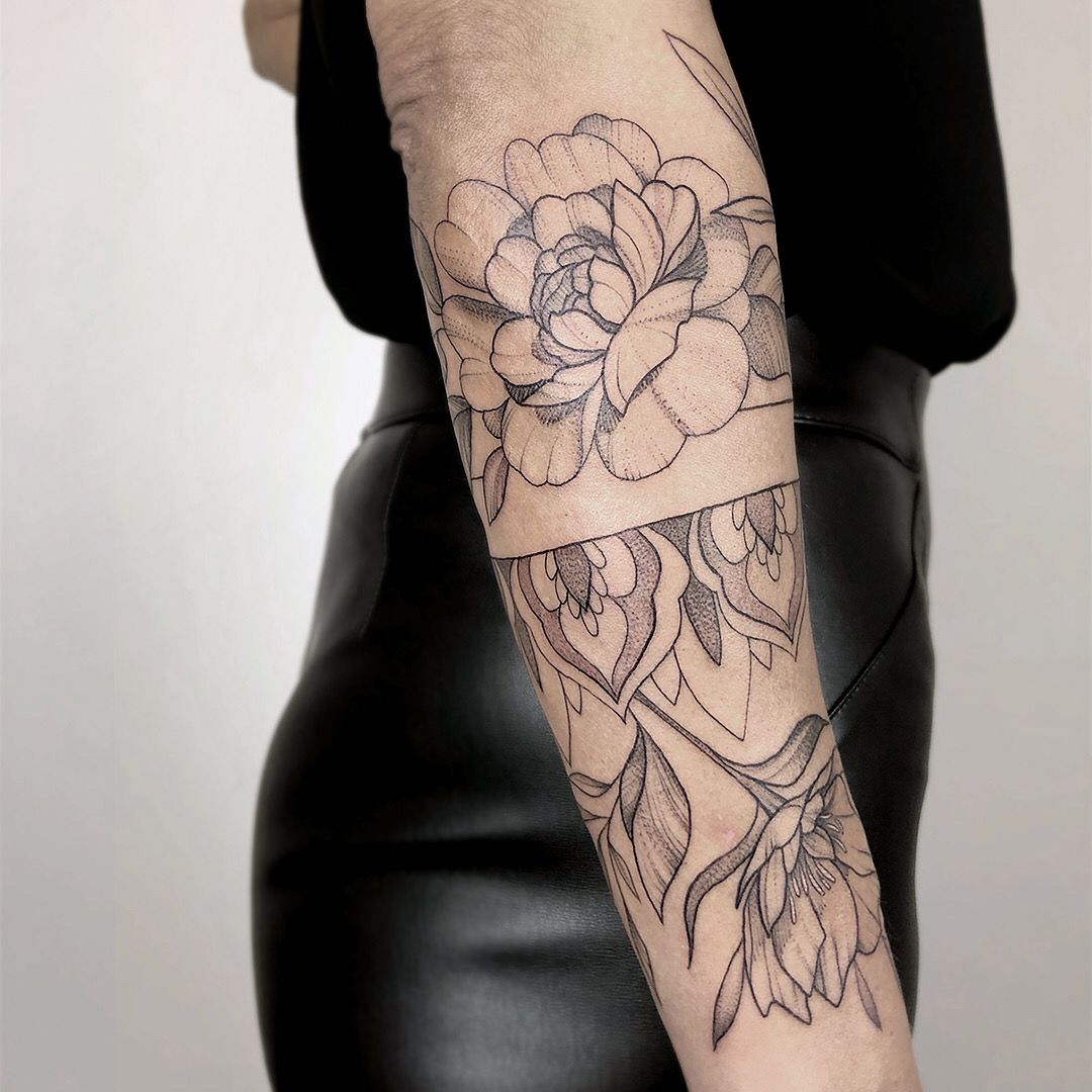a woman with a narben tattoo on her arm, bayreuth, germany