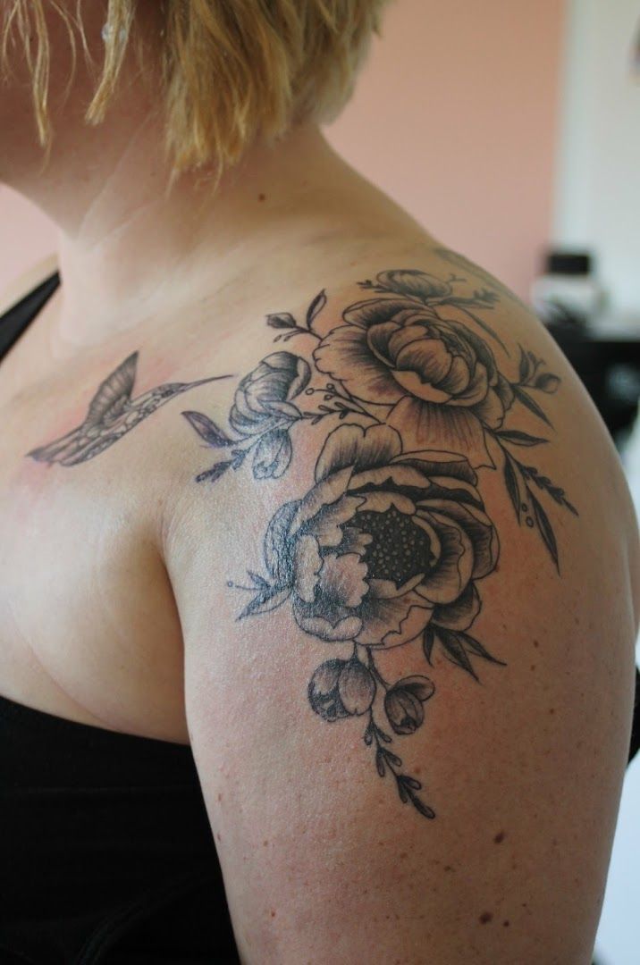 a woman with a narben tattoo on her shoulder, paderborn, germany