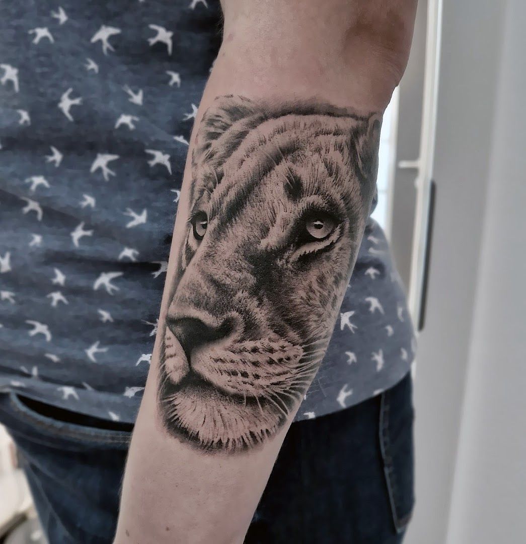 a man with a narben tattoo of a lion on his arm, dahme-spreewald, germany