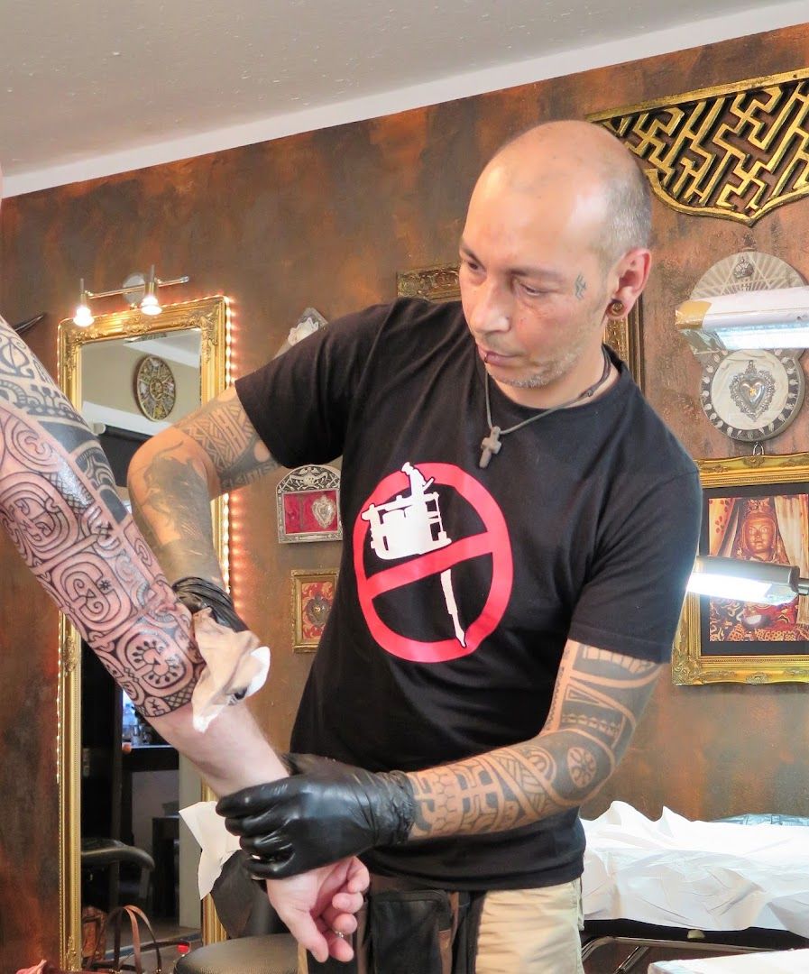 a man with narben tattoos on his arm and arm, erding, germany