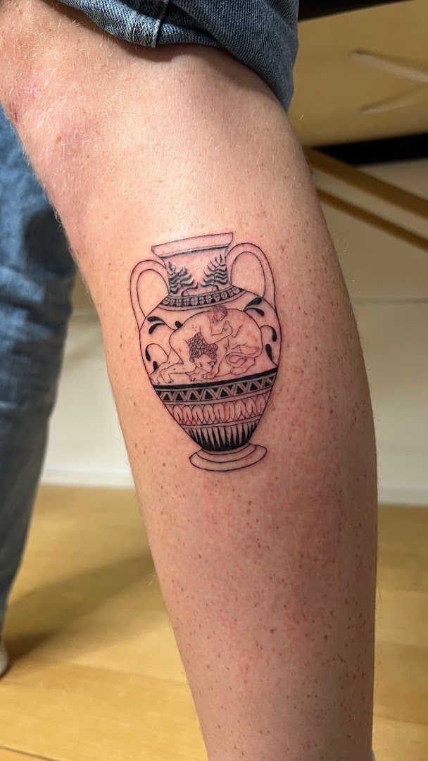 a japanische tattoos in leipzig of a vase with a flower inside, kreisfreie stadt münster, germany