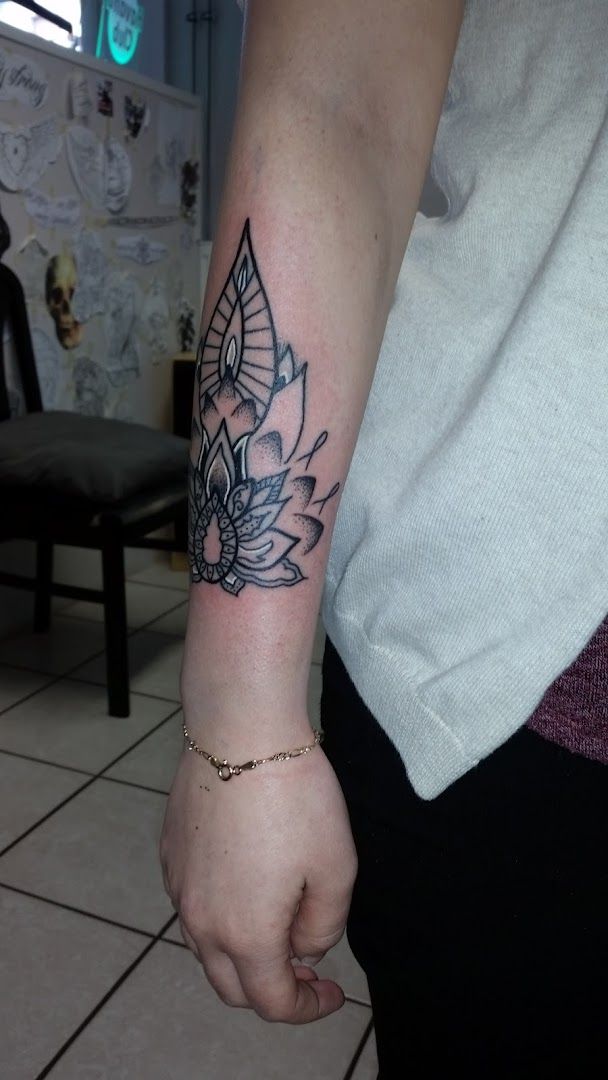 a woman's wrist narben tattoo with a black and white lotus flower, main-kinzig-kreis, germany