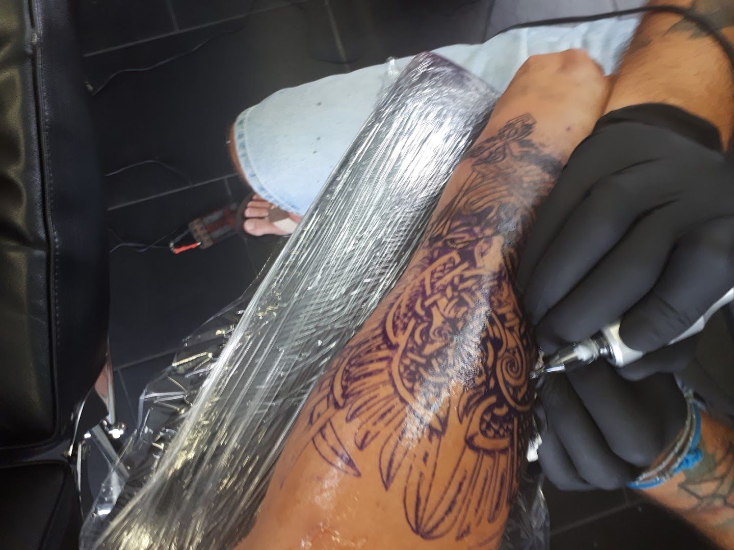 a narben tattoo artist is working on a tattoo, mönchengladbach, germany