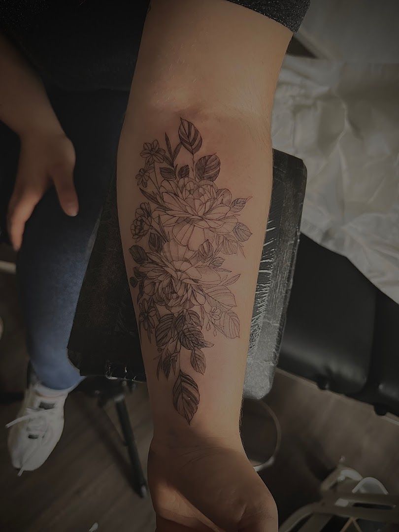 a woman's arm with a narben tattoo of flowers, hersfeld-rotenburg, germany